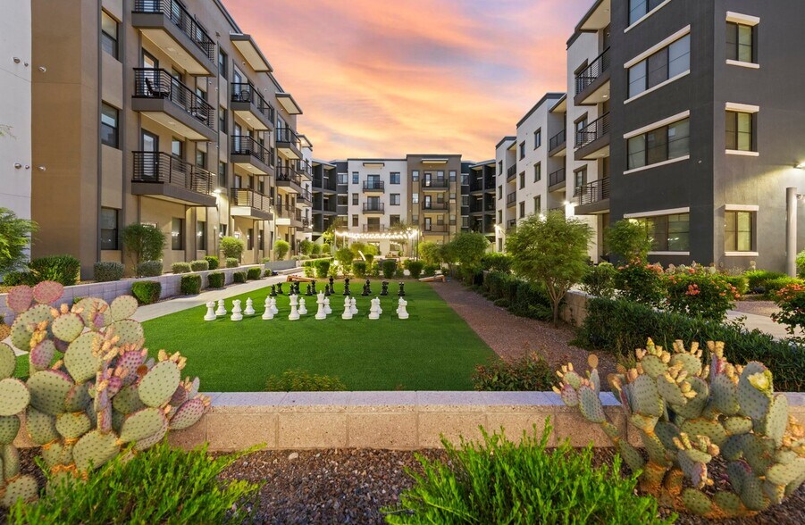 Building Photo - 8688 E Raintree Dr