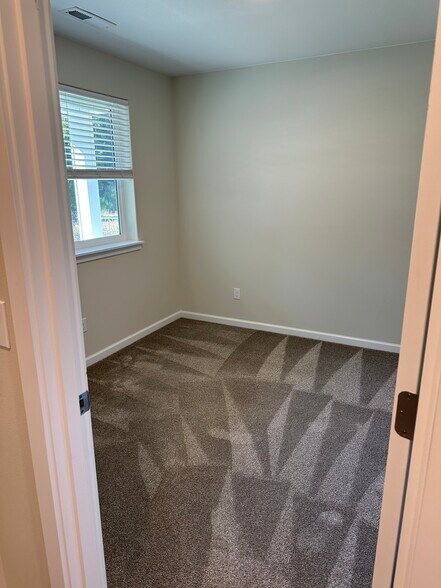 2nd bedroom - 6704 Summerset Dr SE