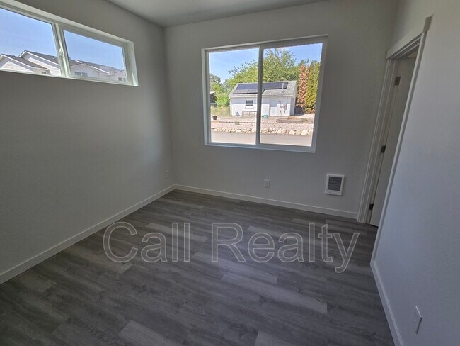 Building Photo - 4215 N Locust Rd