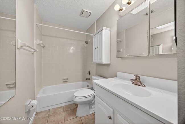 Building Photo - 3945 Oak St