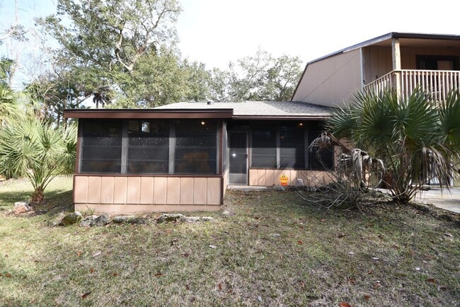 Building Photo - Lovely, 2 bedroom townhome in the Villages...