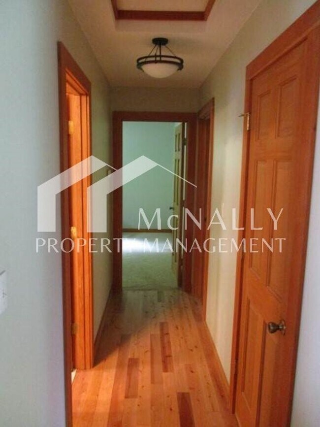 Building Photo - Craftsman Home with Detached 2-Car Garage Near Uptown & Narrows Bridge