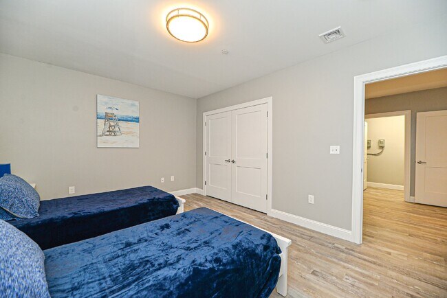 Building Photo - Gorgeous 2 bedroom very spacious condo at the Riviera