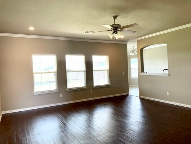 Building Photo - 4820 Lakeshore Dr