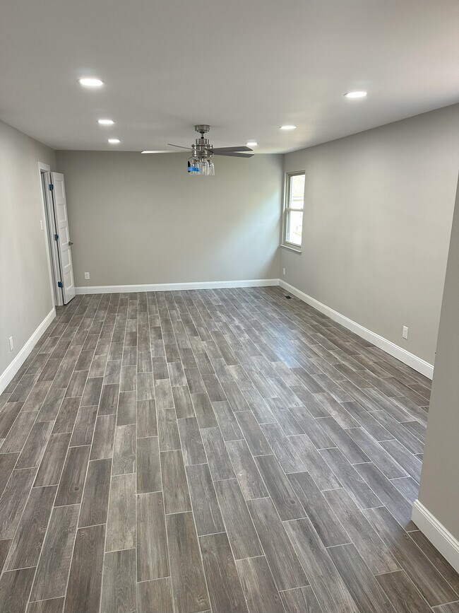 Building Photo - 223 Foxwood Ln