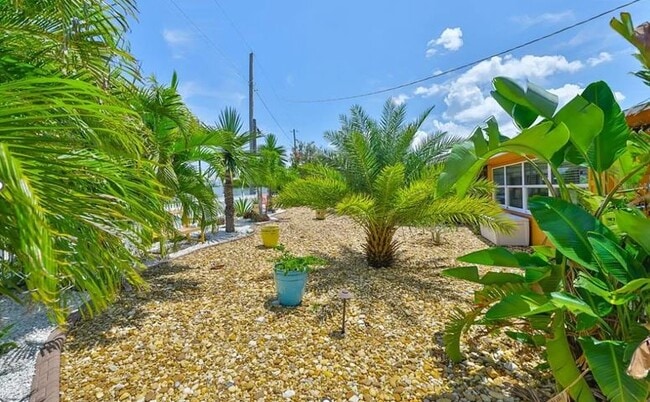 Building Photo - 1801 El Rio Dr