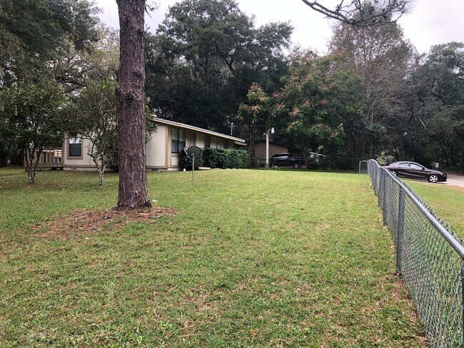 Building Photo - 217 Acorn Dr