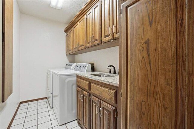 Building Photo - Beautiful 4 Bedroom Home with Pool – Available Now!