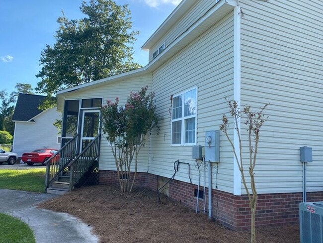 Building Photo - Students Welcome! 4BR home, Open layout, l...