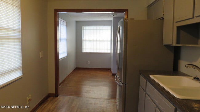 Building Photo - 1609 W 13th St