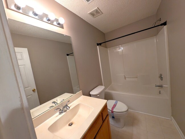 Building Photo - Charming, townhome located in the Bennington Place Community in Charlotte!