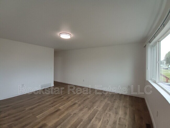 Building Photo - 222 E Crown Ave