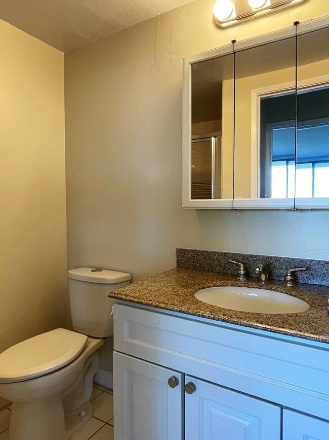 Building Photo - Beautiful 3 bedroom, 2 bathroom home in du...
