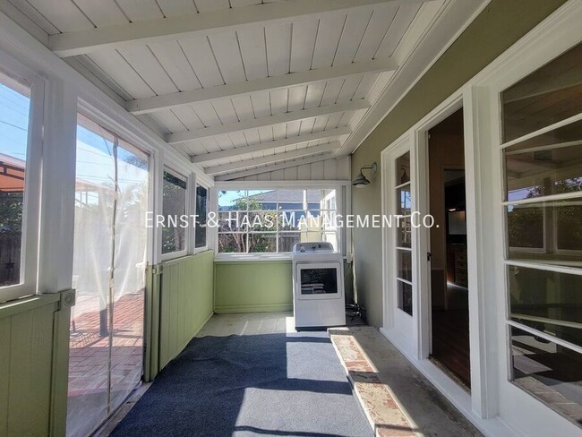 Building Photo - Beautiful Bixby Knolls 2 Bedroom Home with...