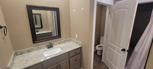 Building Photo - 3 bedroom 2.5 bath / Community pool / 2 ca...
