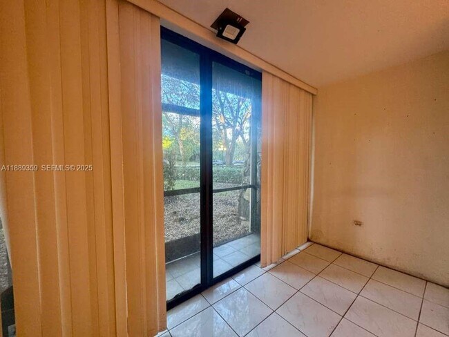 Building Photo - 3720 Inverrary Dr