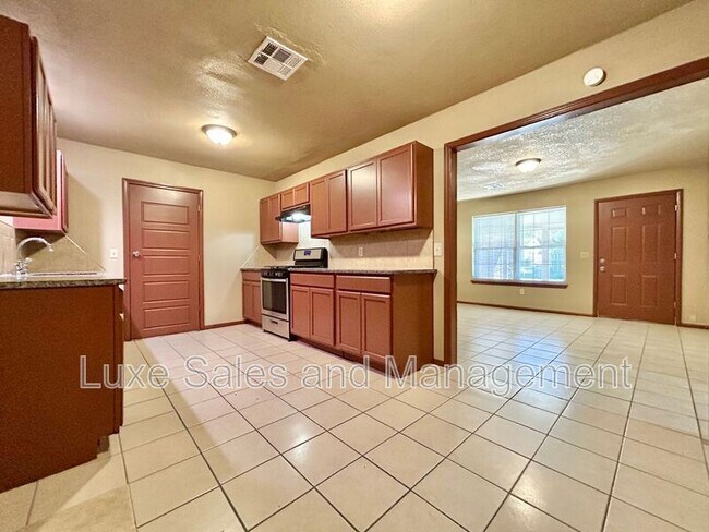 Building Photo - 605 Moraine Ave