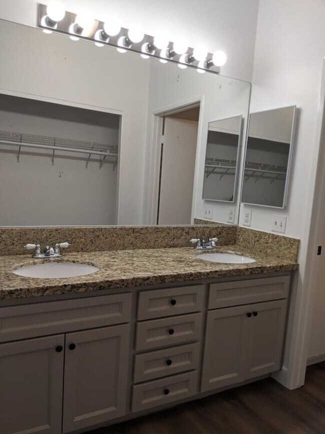 Building Photo - 2 Bedroom-2 Bathroom Single Story Condo in...