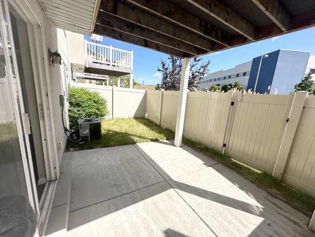 Building Photo - 4 Bedroom/3.5 Bathroom Lehi