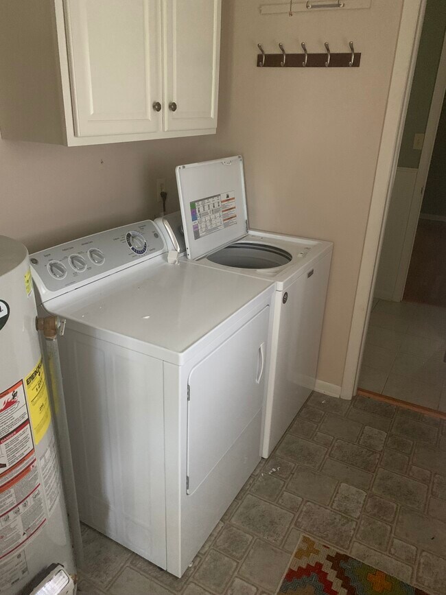 Building Photo - 2829 Hillside Dr