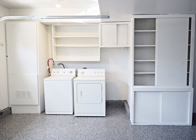 Building Photo - Flexible Lease Terms! Stunning 4BR/2.5BA Two-Story Renovated Townhome in UTC!