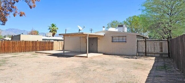 Building Photo - 4 bedroom/2 bath home on large lot near Alvernon/Grant!