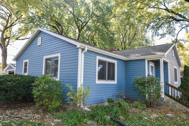 Building Photo - Charming 3-Bedroom Home For Lease As Early...