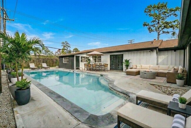 Building Photo - 6002 Greenmont Dr