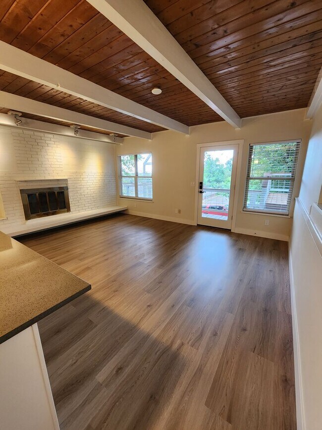 Building Photo - Beautifully Remodeled 2 bed 1 bath unit in...
