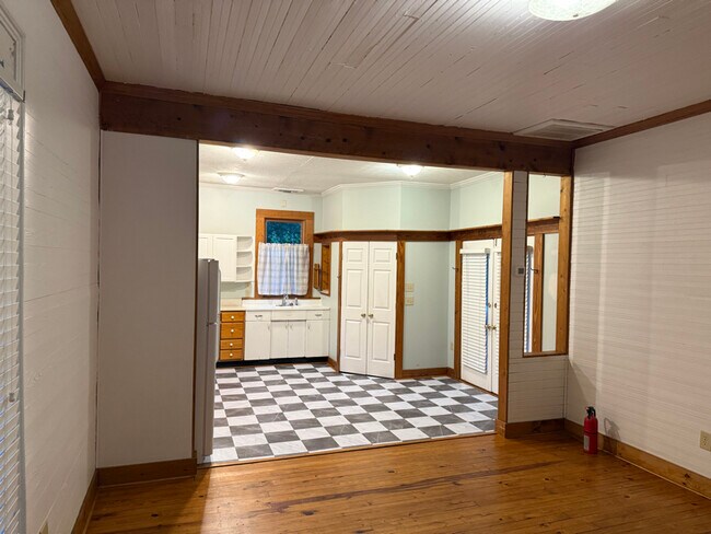 Building Photo - 162 Johnson St