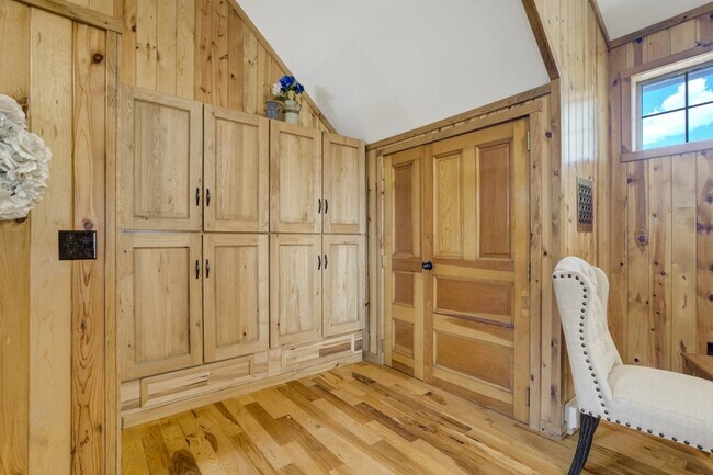 Building Photo - 515 W San Miguel St