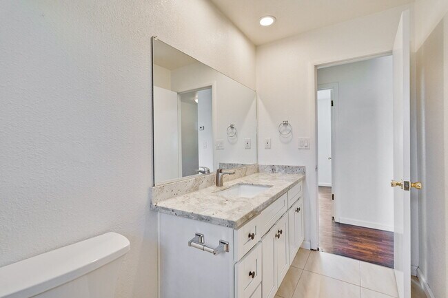 Building Photo - Updated 3BR/2BA Home with Great Schools and Convenient Location