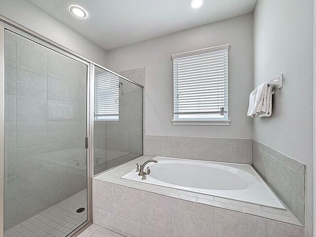 Building Photo - 8 Bedrooms 7 baths on a resort community