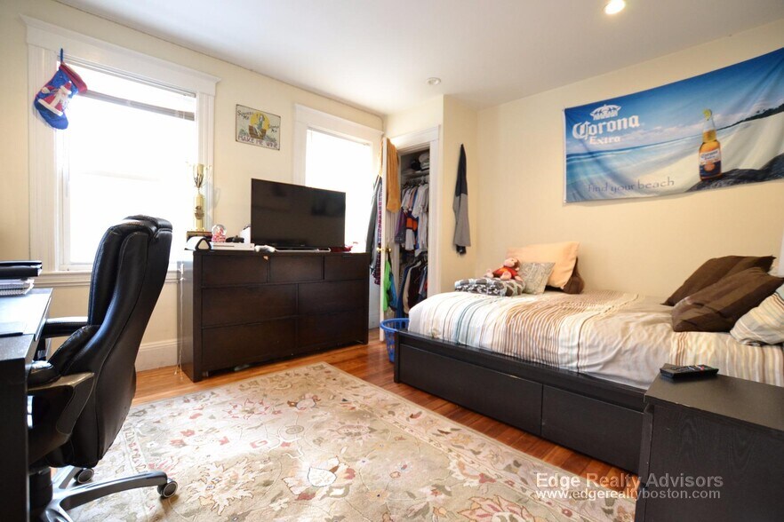 Building Photo - 18 Sawyer Ter