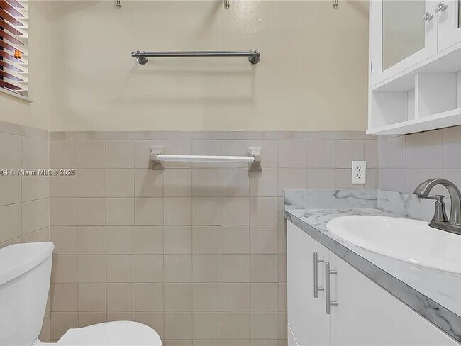 Building Photo - 2560 W 60th St