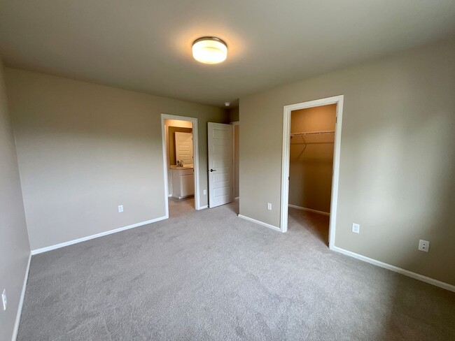 Building Photo - Beautiful and Modern 4-Bedroom Home with S...