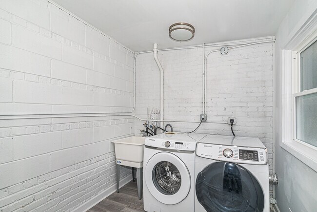 Building Photo - 4207 Main St