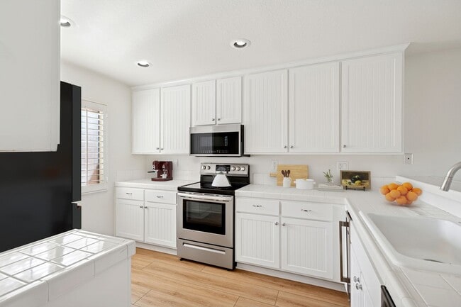 Building Photo - Villa Point Upper Unit with Loft and Golf ...