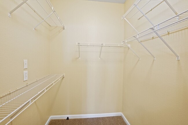 Building Photo - 2 bedroo 2-bathroom ground floor with screened patio for rent Wilmington Island