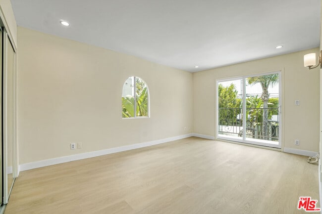 Building Photo - 209 N Doheny Dr