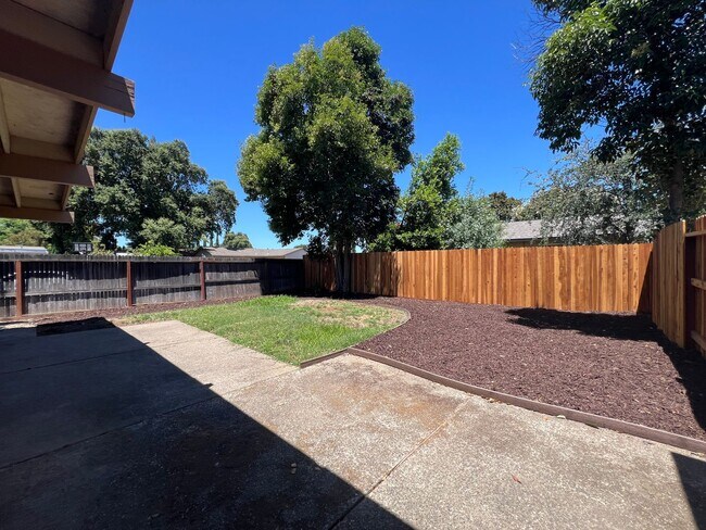 Building Photo - Spacious 3 Bed 2 Bath Home
