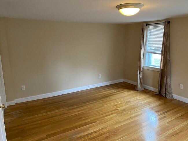 Building Photo - 84 Lake Rd