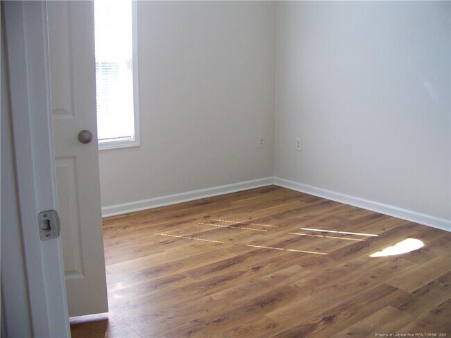Building Photo - 616 Marshtree Ln