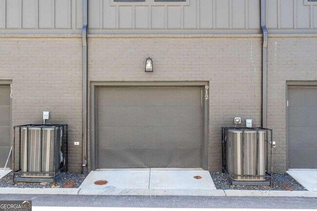 Building Photo - 912 Brees Ct