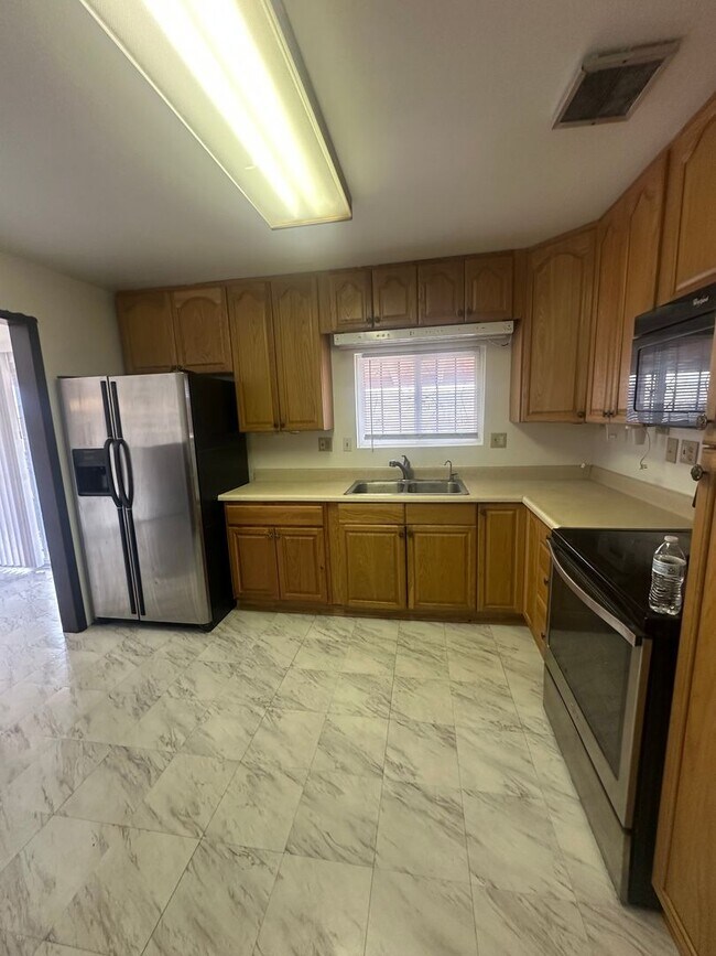 Building Photo - Welcome to this charming 3-bedroom, 2-bathroom home located in Albuquerque, NM