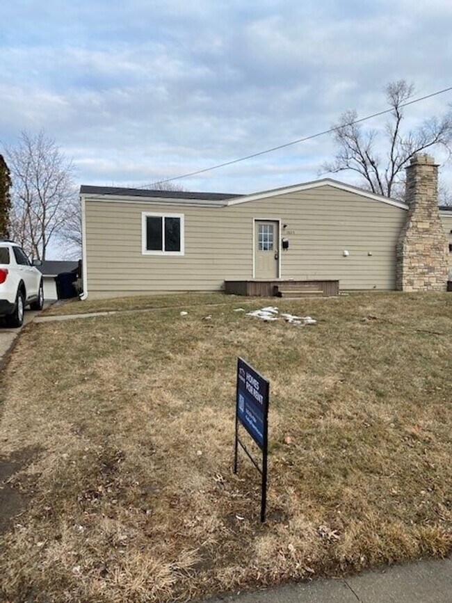 Building Photo - 2 Bedroom, Townhomes for rent in Urbandale, IA