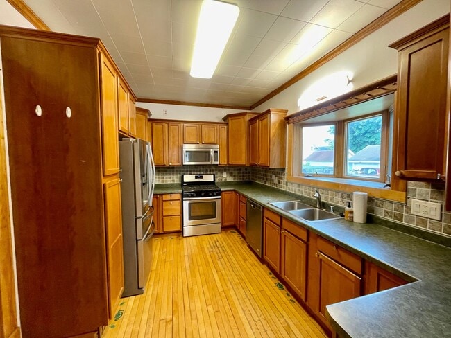 Building Photo - Charming 4 Bedroom Home