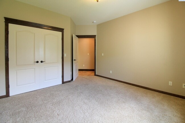 Building Photo - 3 Bed/2.5 Bath Large Horn Rapids Home