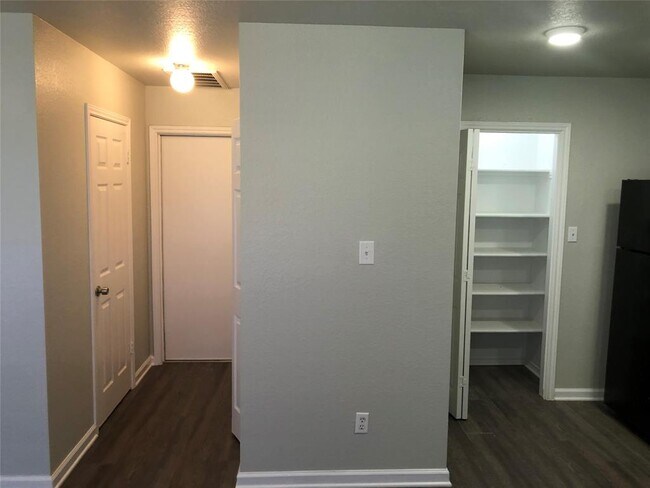 Building Photo - 905 Double File Cove