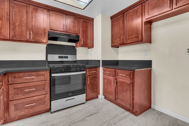 Building Photo - 1688 Bruin St